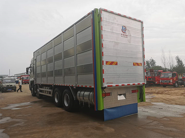 天龙9.6米畜禽运输车